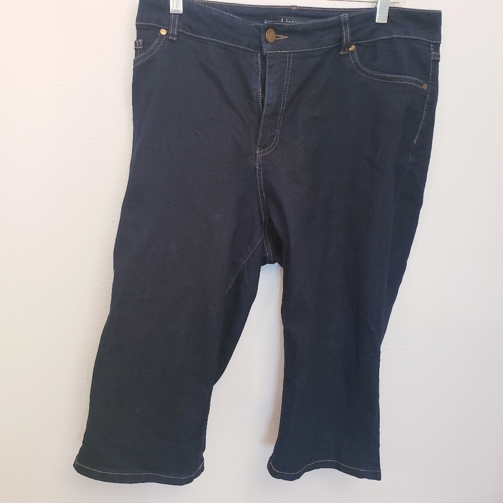 D. Jeans Cropped Jeans Size 18W